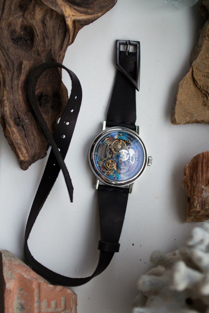 Серебряные часы на длинном кожаном ремешке