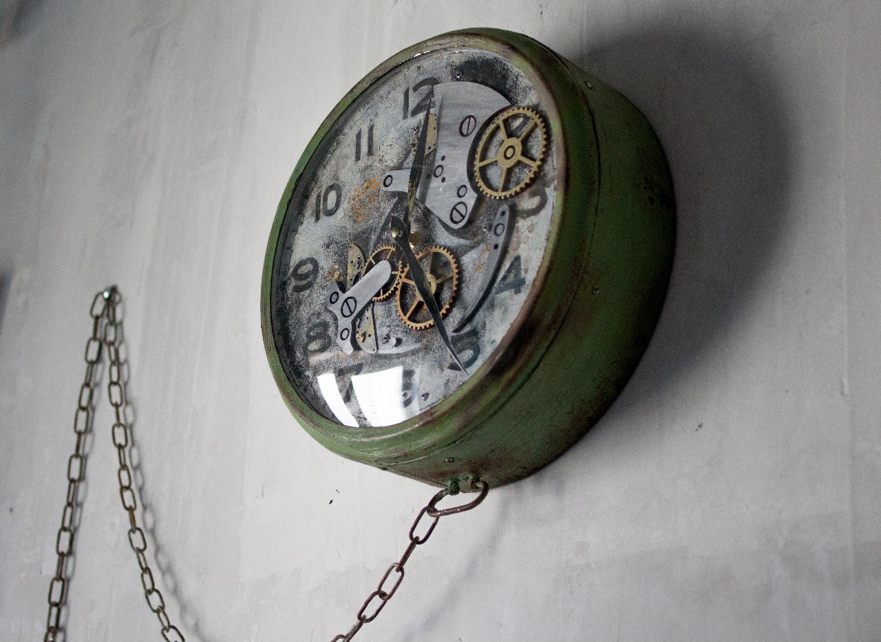 Настенные состаренные часы с цепью